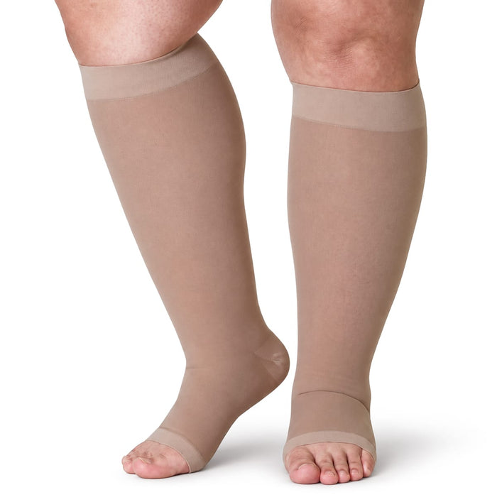 Henkilö käyttää pluskoon-kokoisia säären kompressiosukkia (20–30 mmHg), koot L–7XL.