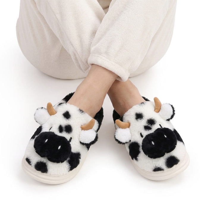 Henkilö istuu vaaleissa pyjama päällä jalat ristissä, jalassaan pehmeät, kukkakuvioiset tossut.