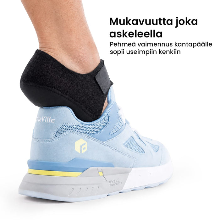 Musta Vartalokauppa-kantapääsuoja vaaleansinisissä urheilukengissä.