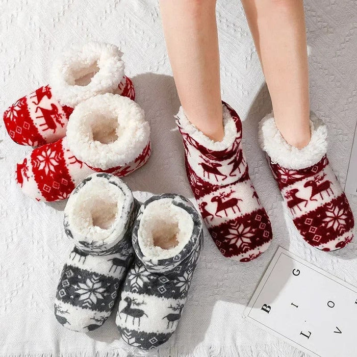 Kroppsbutiken Innetossut Sisaroshoja, joissa on hirvikuvioita.